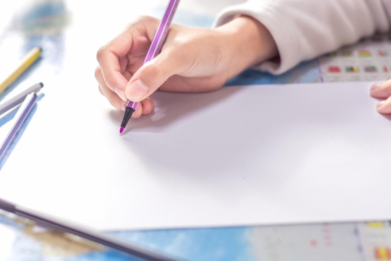 Estudiantes trabajando en análisis financiero con datos reales del mercado