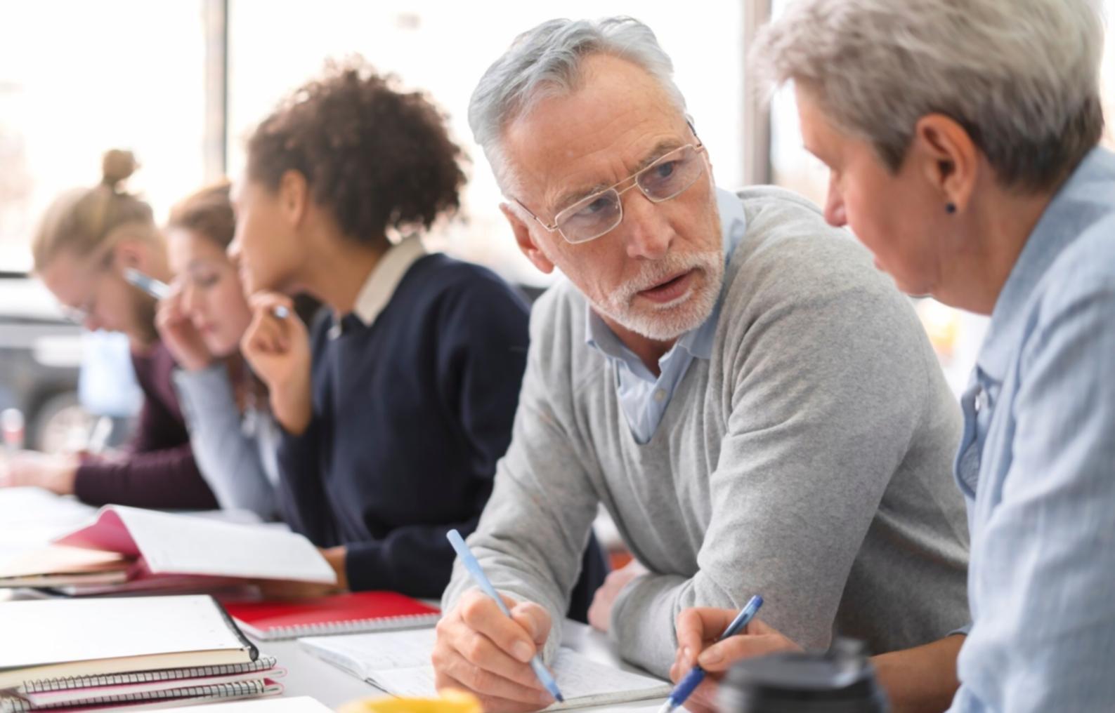 Sesión de trabajo del equipo revisando informes financieros